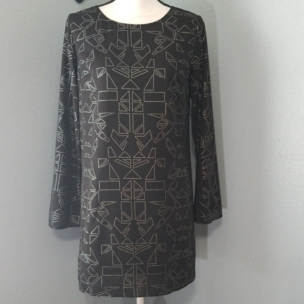 Tildon Bell sleeve Mod Shift Dress - Picture 3 of 8